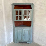 Hjørneskab (vitrine) Hjørneskab (vitrine)