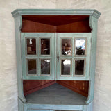 Hjørneskab (vitrine) Hjørneskab (vitrine)