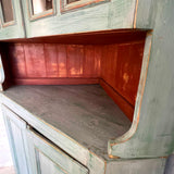 Hjørneskab (vitrine) Hjørneskab (vitrine)