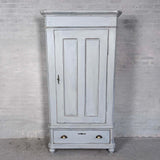 Klædeskab med bøjlestang Klædeskab med bøjlestang