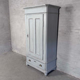 Klædeskab med bøjlestang Klædeskab med bøjlestang