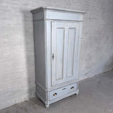 Klædeskab med bøjlestang Klædeskab med bøjlestang