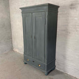 Klædeskab med bøjlestang Klædeskab med bøjlestang