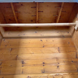 Klædeskab med bøjlestang Klædeskab med bøjlestang