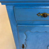 Sengebord Sengebord lyseblåt close up skuffe og låge venstre