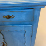 Sengebord Sengebord lyseblåt close up skuffe og låge højre