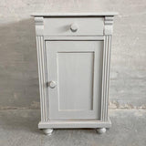 Sengebord Sengebord lysegrå forfra