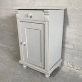 Sengebord Sengebord lysegrå skråt fra højre