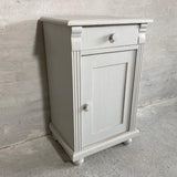 Sengebord Sengebord lysegrå skråt fra venstre