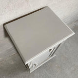 Sengebord Sengebord lysegrå oppe fra