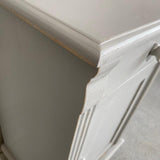 Sengebord Sengebord lysegrå close up venstre hjørne