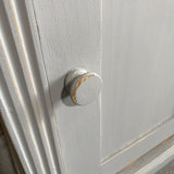 Sengebord Sengebord lysegrå close up låge