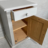 Sengebord Sengebord lysegrå åben skab og skuffe