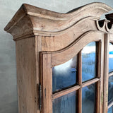 Barokskab/vitrine Barok chatol close up top venstre side