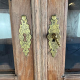 Barokskab/vitrine Barok chatol close up nøgleskilte