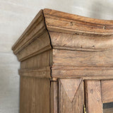 Barokskab/vitrine 2-delt barok vitrineskab egetræ close up top venstre side