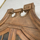 Barokskab/vitrine 2-delt barok vitrineskab egetræ close up top midten
