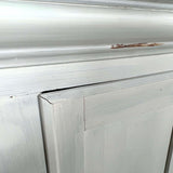 Skab med hylder Hvidt skab close up profileret top