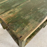 Lille bord Grønt sidebord med hylde close up