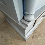 Stort skab med hylder