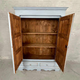 Stort skab med hylder