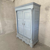 Stort skab med hylder