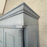 Stort skab med hylder