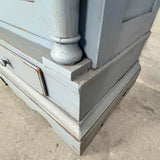 Stort skab med hylder