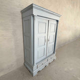 Stort skab med hylder