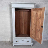 Klædeskab med bøjlestang