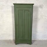 Klædeskab med bøjlestang