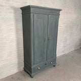 Klædeskab med bøjlestang