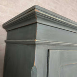 Klædeskab med bøjlestang