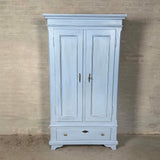 Klædeskab med bøjlestang