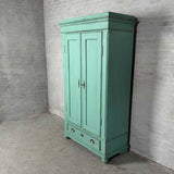 Klædeskab med bøjlestang