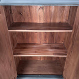Skab med hylder