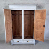 Klædeskab med bøjlestang og knager