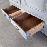 Klædeskab med bøjlestang og knager