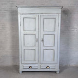 Klædeskab med bøjlestang og knager