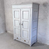 Klædeskab med bøjlestang og knager