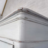 Klædeskab med bøjlestang og knager