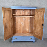 Klædeskab med bøjlestang