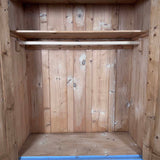 Klædeskab med bøjlestang