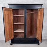 Klædeskab med hylder og bøjlestang