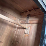 Klædeskab med hylder og bøjlestang