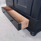 Klædeskab med hylder og bøjlestang