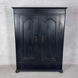 Klædeskab med hylder og bøjlestang