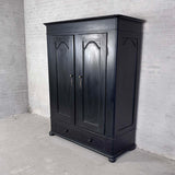 Klædeskab med hylder og bøjlestang