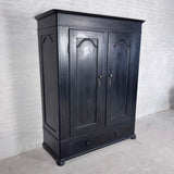 Klædeskab med hylder og bøjlestang