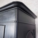 Klædeskab med hylder og bøjlestang